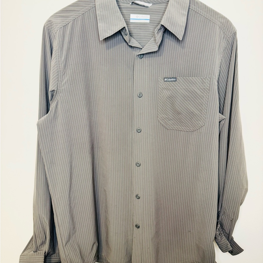 Columbia Men's Gray Striped Long Sleeve
Button Down Shirt Size [M]